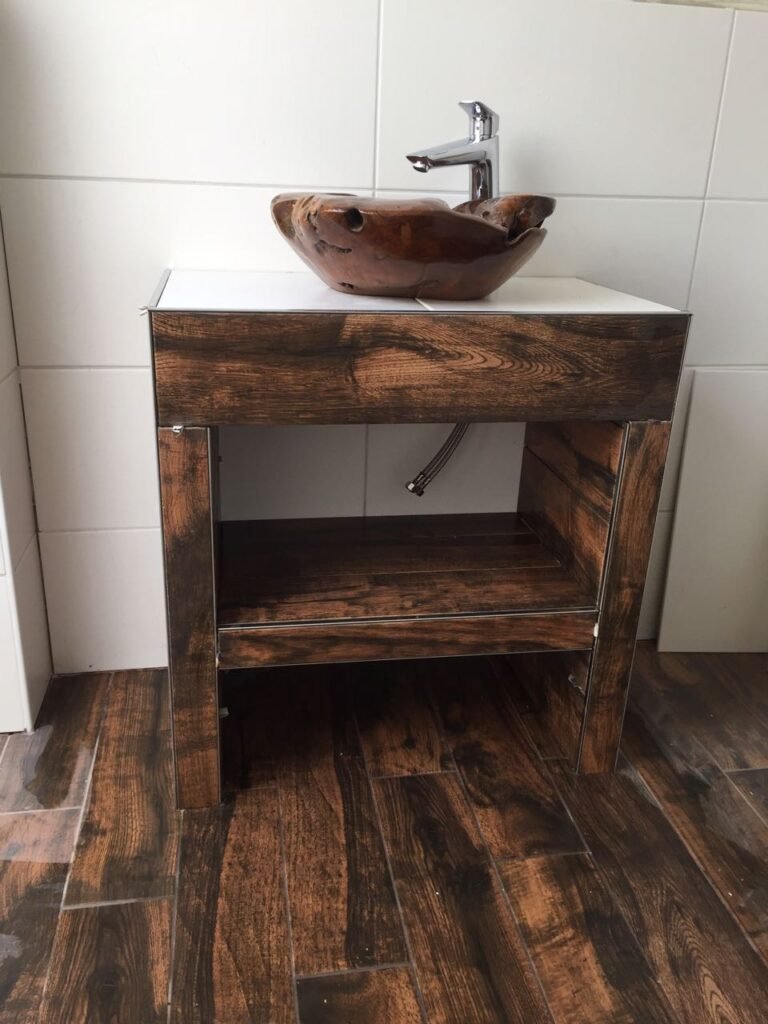 Waschtisch in Holzoptik mit Aufsatzbecken und Holzoptik-Fliesenboden, Beispiel für Badsanierung