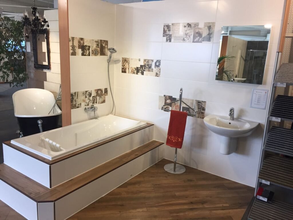 Showroom-Bad mit Badewanne auf Holzpodest, Fliesen und Waschbecken, Badsanierung