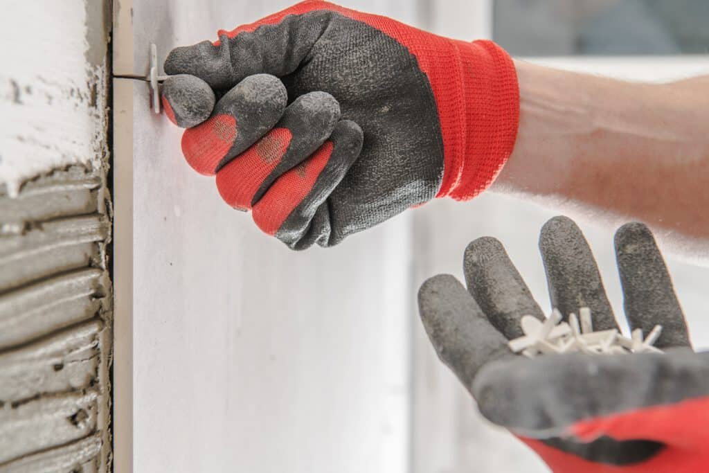 Vorher: Fliesenarbeiten im Bad – großformatige Fliesen & Nischen